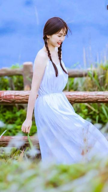 虞书欣越穿越美 彩色吊带裙天使颜值魔鬼身材 明星搭配 第5张