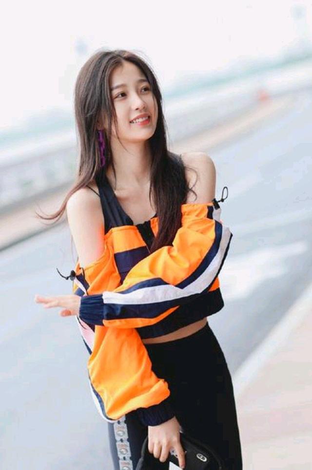 虞书欣越穿越美 彩色吊带裙天使颜值魔鬼身材 明星搭配 第4张
