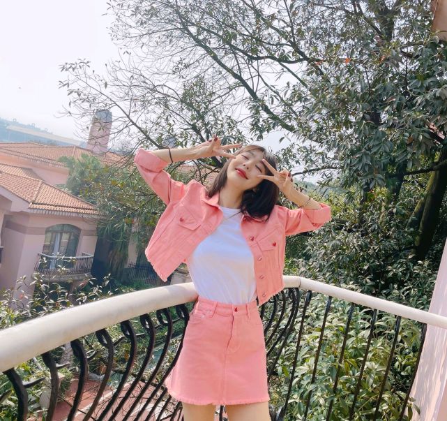 李菲儿高级穿搭来了，粉色套装俏皮可爱还减龄 明星搭配 第2张