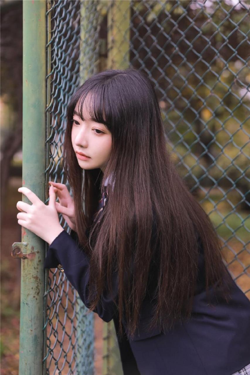 穿着清纯JK制服的黑长直学生妹户外图片写真 美女图片 第1张