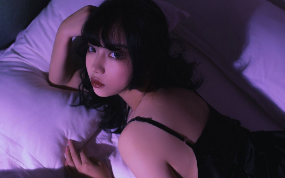 甜酷美女性感黑色吊带睡衣暧昧光影写真图片 美女图片 第1张