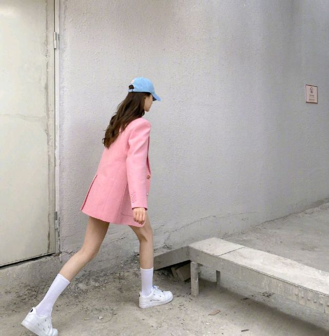 沈梦辰把粉色西装穿出了时尚感，搭配牛仔裤甜美又高级 明星搭配 第5张