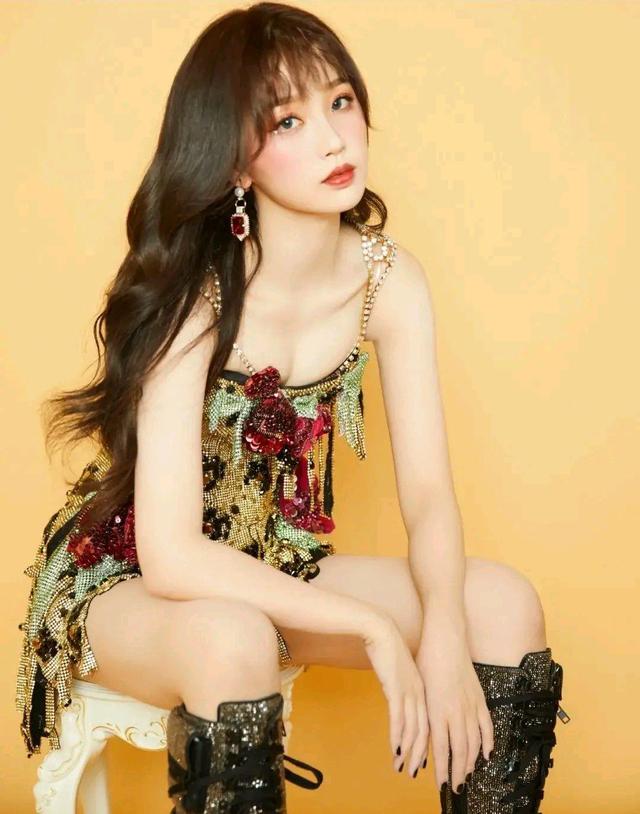 虞书欣越穿越美 彩色吊带裙天使颜值魔鬼身材 明星搭配 第1张