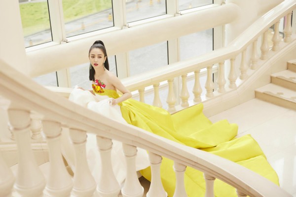 佟丽娅穿长裙颜色一半白一半黄，网友：像剥开的香蕉 明星搭配 第1张