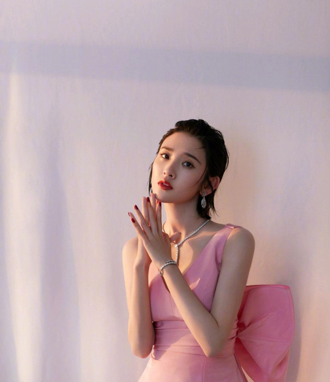 唐艺昕V领粉色连衣裙不仅甜美还减龄，这样的女生谁不爱 明星搭配 第8张
