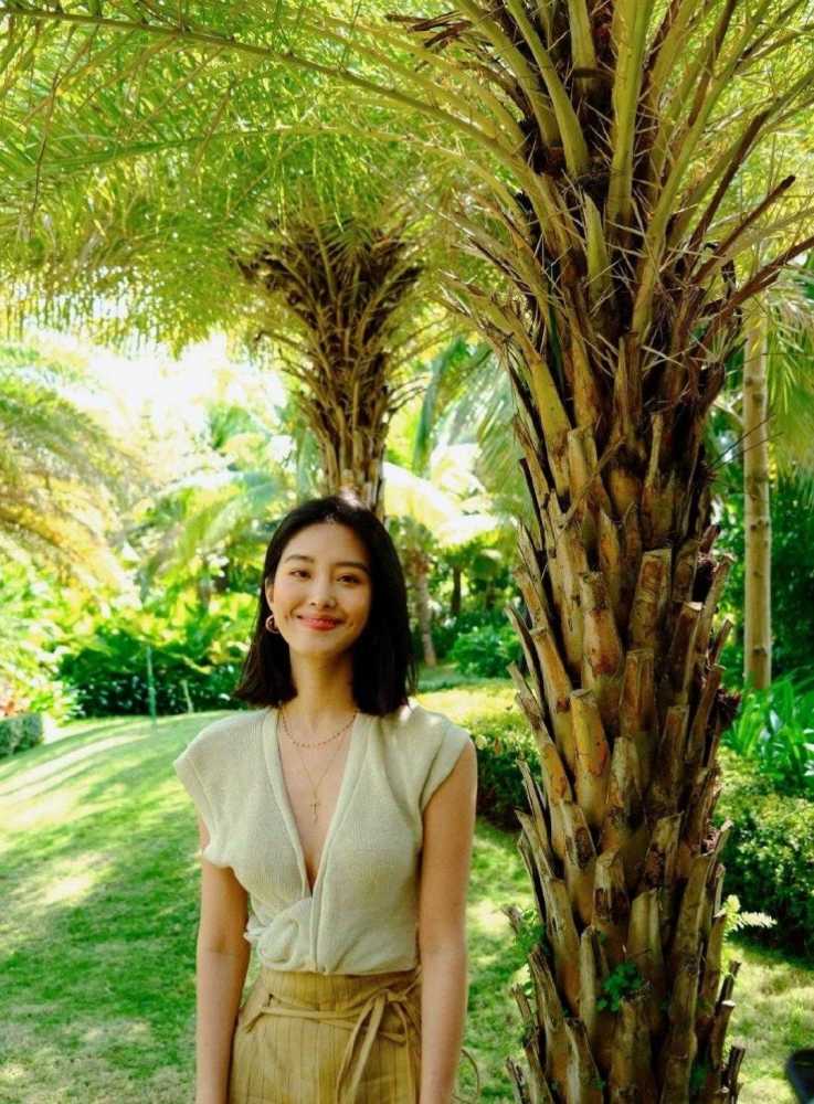 杨采钰真空穿针织开衫直接撑满，配阔腿裤气质满满 明星搭配 第1张