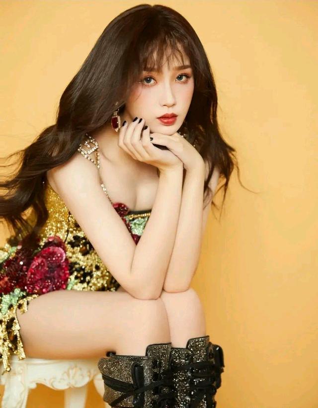 虞书欣越穿越美 彩色吊带裙天使颜值魔鬼身材 明星搭配 第3张