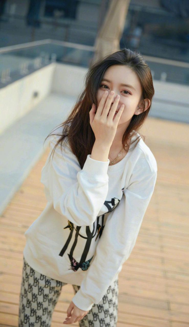 孟子义私服穿白色卫衣配印花休闲裤，意外穿出高级感 时尚 第2张