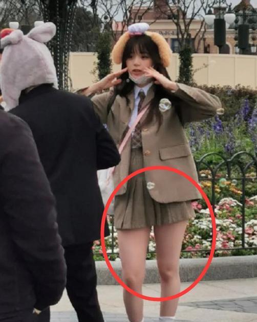 欧阳娜娜逛迪士尼被抓拍，看清路人镜头下的腿围，我没眼花吧？ 明星搭配 第6张