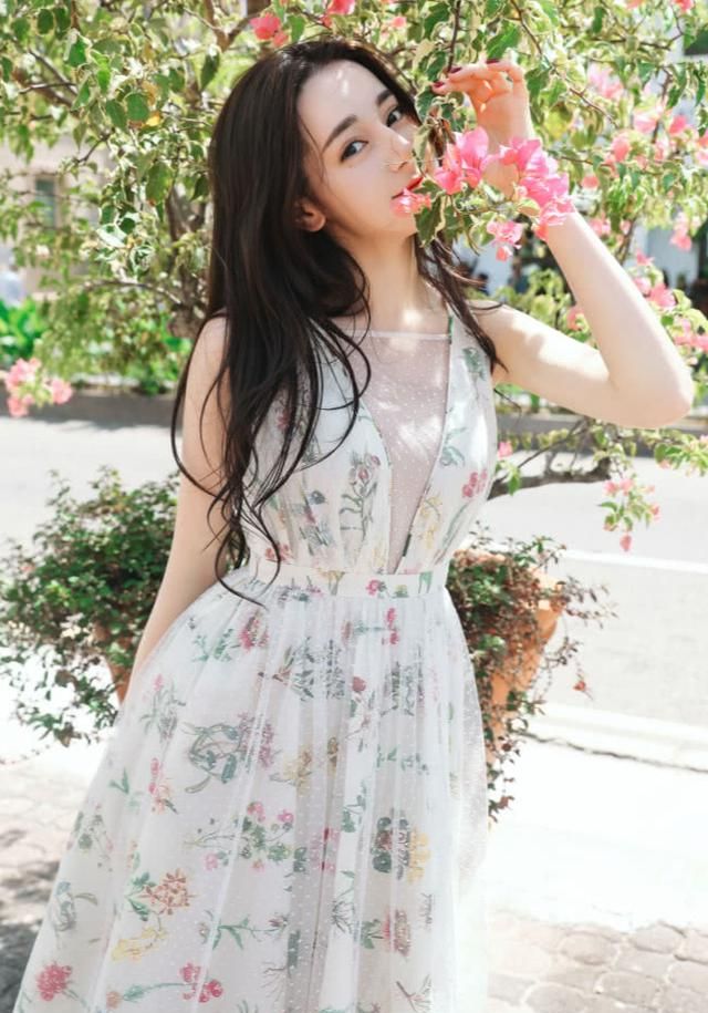 迪丽热巴尝试深V领的透视和层次装，美的让人挪不开眼 明星搭配 第1张