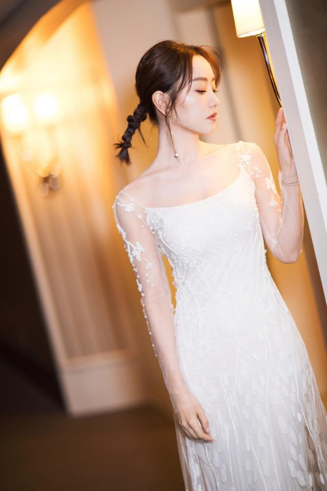 杨蓉穿白色连衣裙亮相，尽显少女气质 明星搭配 第6张