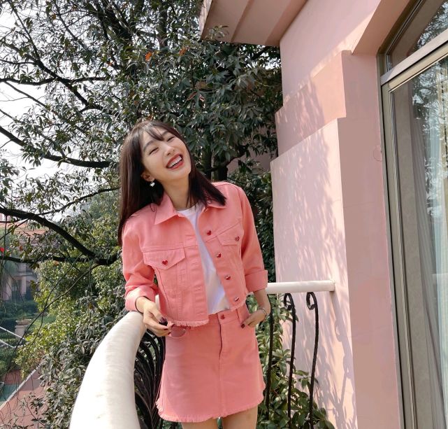 李菲儿高级穿搭来了，粉色套装俏皮可爱还减龄 明星搭配 第1张