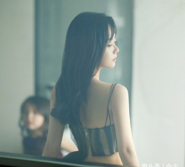 清纯女星谭松韵手拿橙子拍大片，现场织围巾侧面腰围仅巴掌大 时尚 第4张