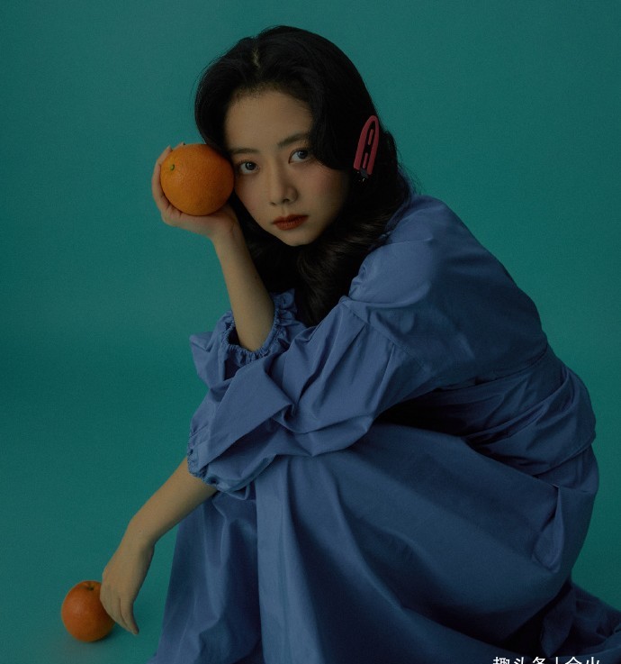 清纯女星谭松韵手拿橙子拍大片，现场织围巾侧面腰围仅巴掌大 时尚 第3张