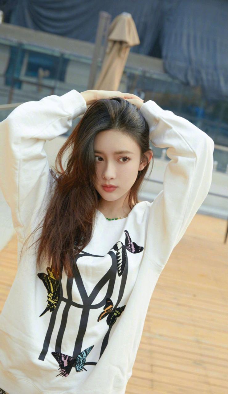 孟子义私服穿白色卫衣配印花休闲裤，意外穿出高级感 时尚 第6张