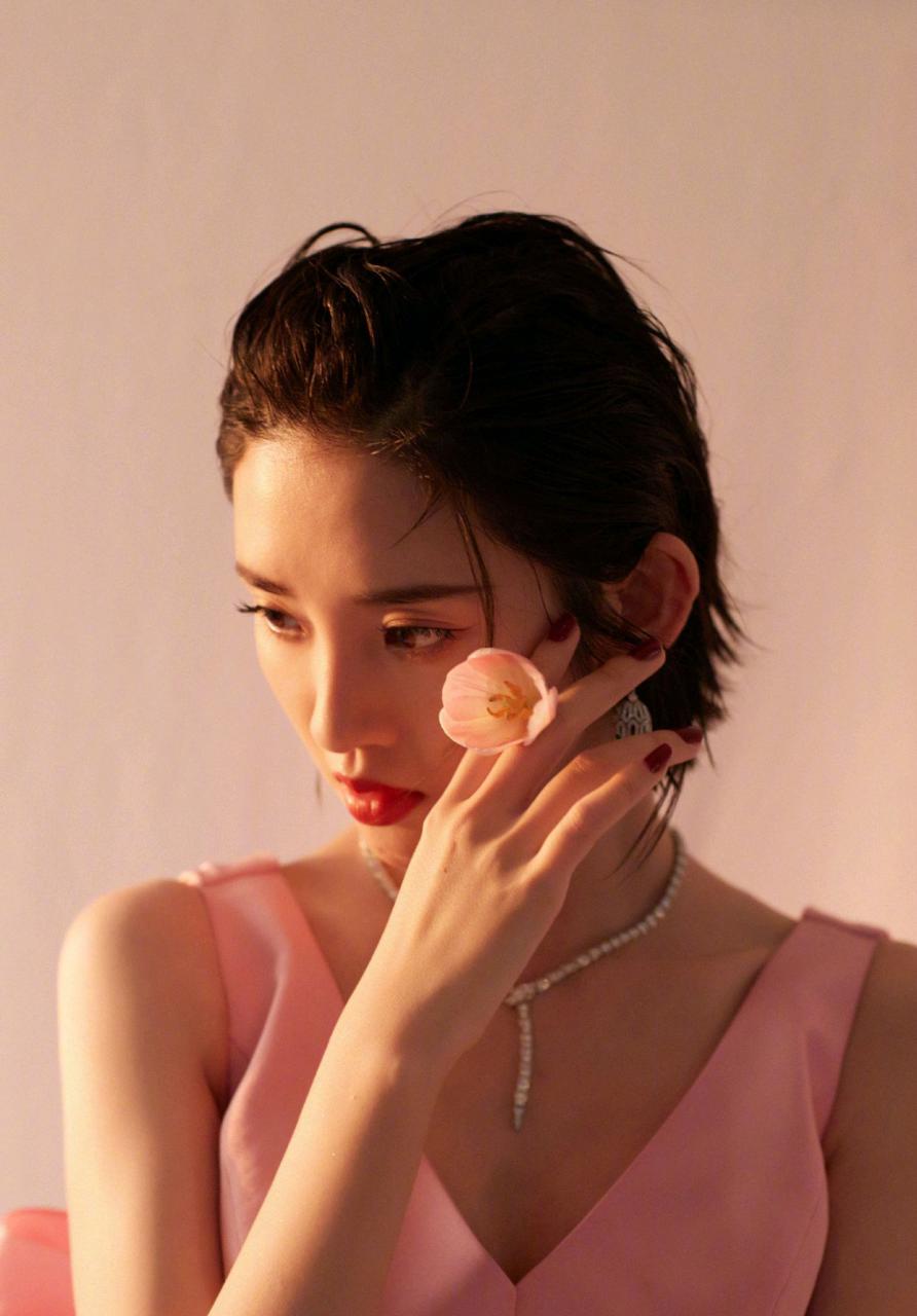 唐艺昕V领粉色连衣裙不仅甜美还减龄，这样的女生谁不爱 明星搭配 第2张