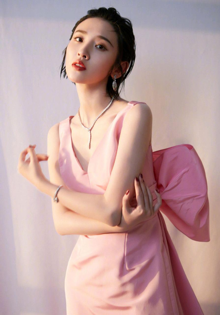 唐艺昕V领粉色连衣裙不仅甜美还减龄，这样的女生谁不爱 明星搭配 第4张