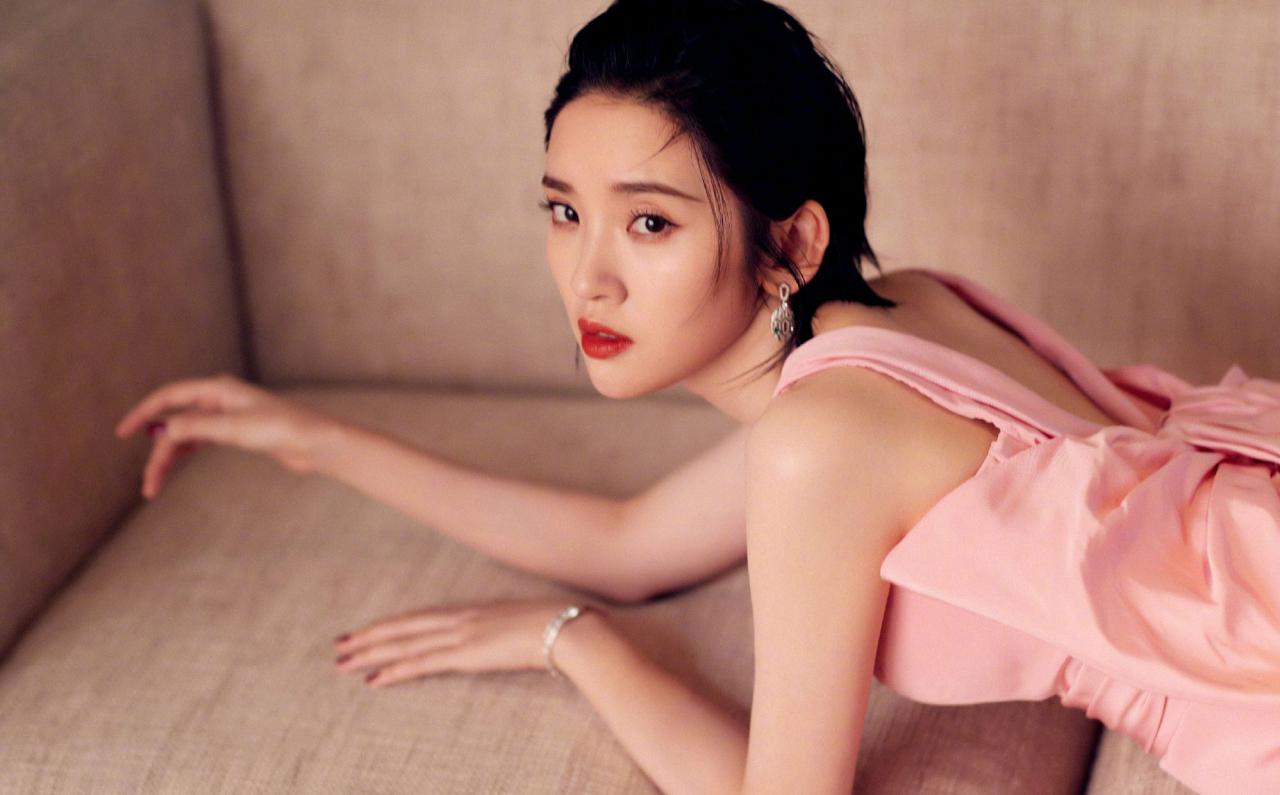唐艺昕V领粉色连衣裙不仅甜美还减龄，这样的女生谁不爱 明星搭配 第5张