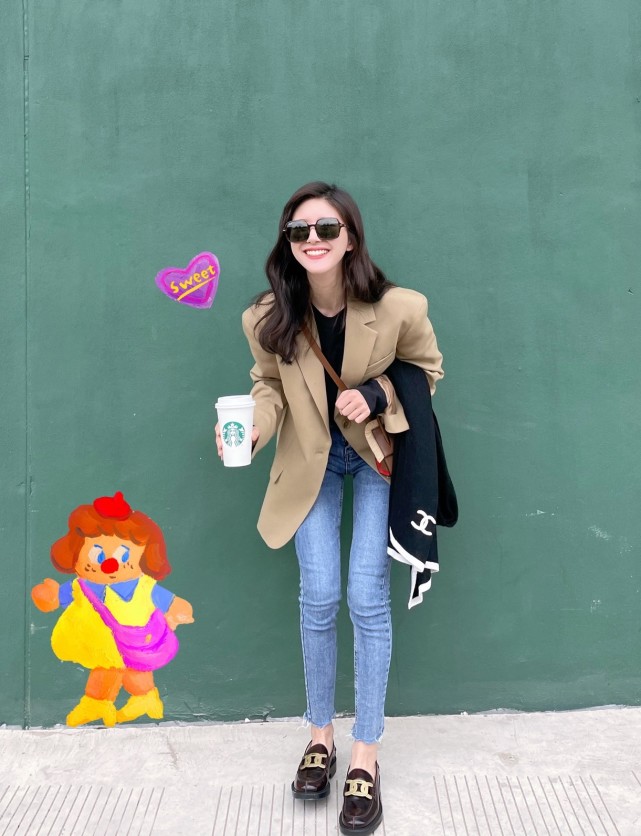简单休闲的西装牛仔裤赵露思却穿得好甜美，“初恋女孩”无疑了 明星搭配 第3张