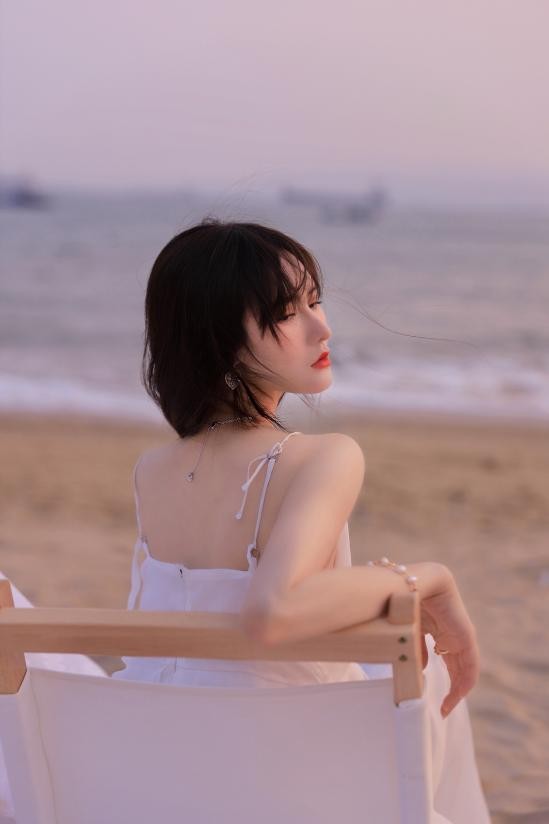 温果希日系沙滩写真，纯欲卷发艳压林小宅 时尚 第4张