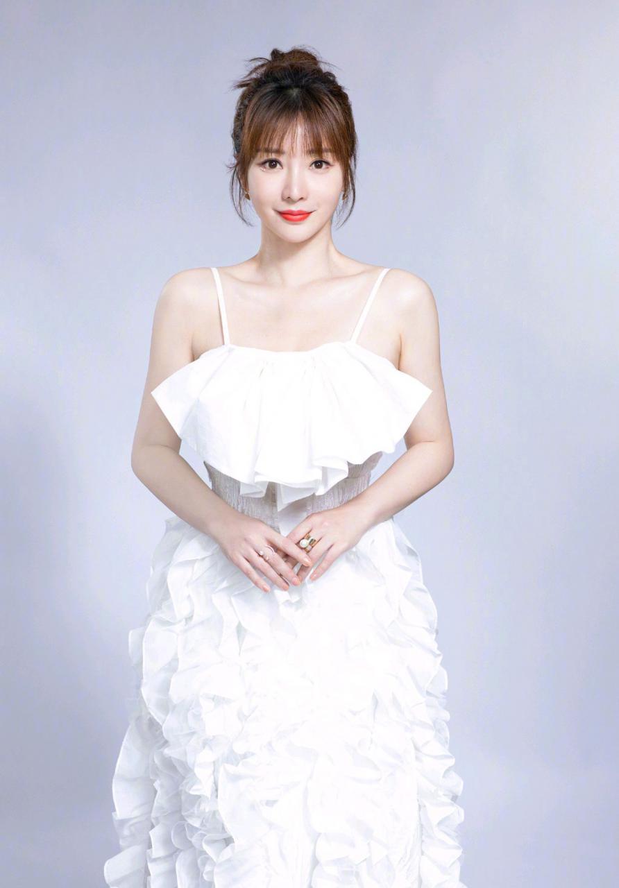 柳岩穿白色吊带连衣裙，美得像少女一样 时尚 第3张
