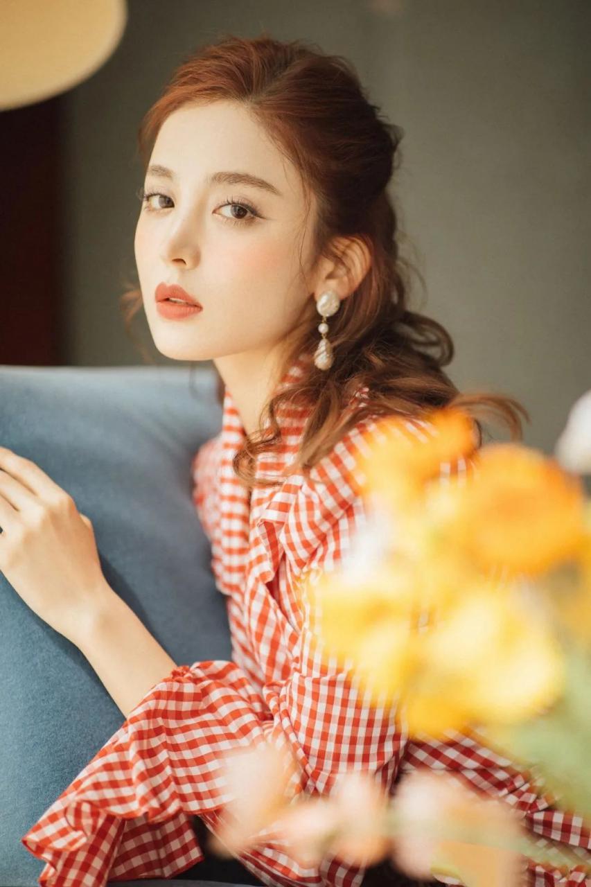 娜扎的复古风穿搭时尚又潮流，每一套都各有气质 明星搭配 第1张