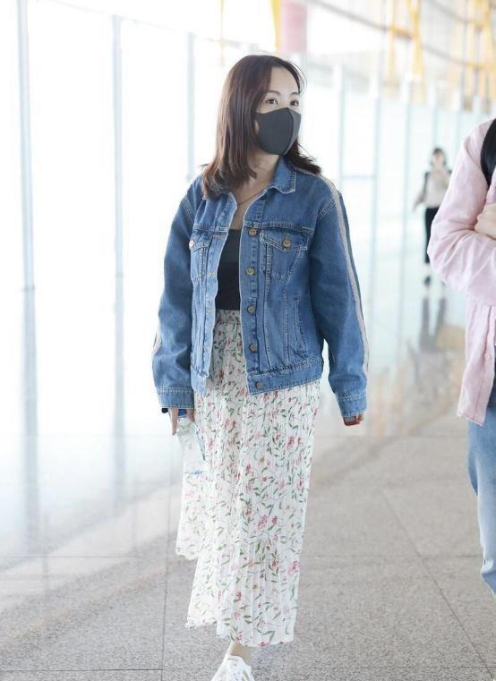 杨蓉穿白色连衣裙亮相，尽显少女气质 明星搭配 第7张