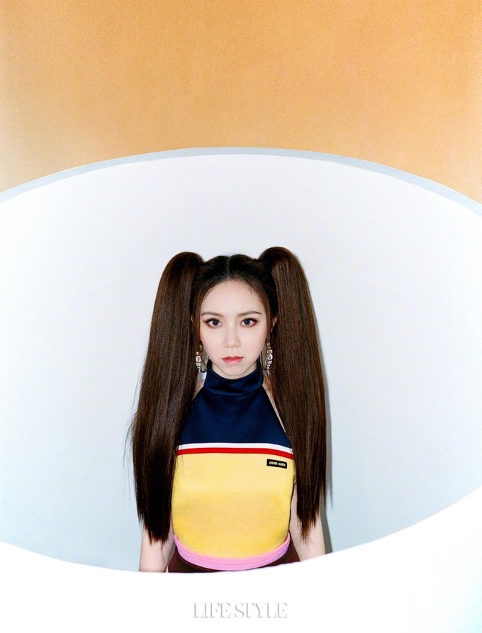 邓紫棋最新大片扎双马尾秒变鬼马精灵少女，穿短裙秀好身材 明星搭配 第5张