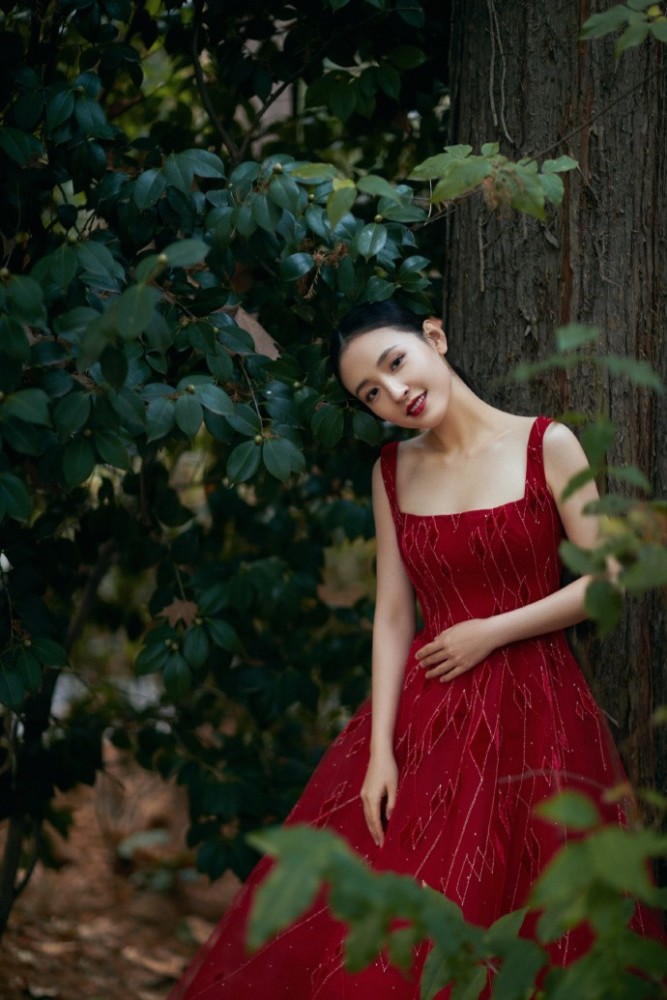 吴倩穿吊带裙气质优雅，身材越来越好 明星搭配 第5张