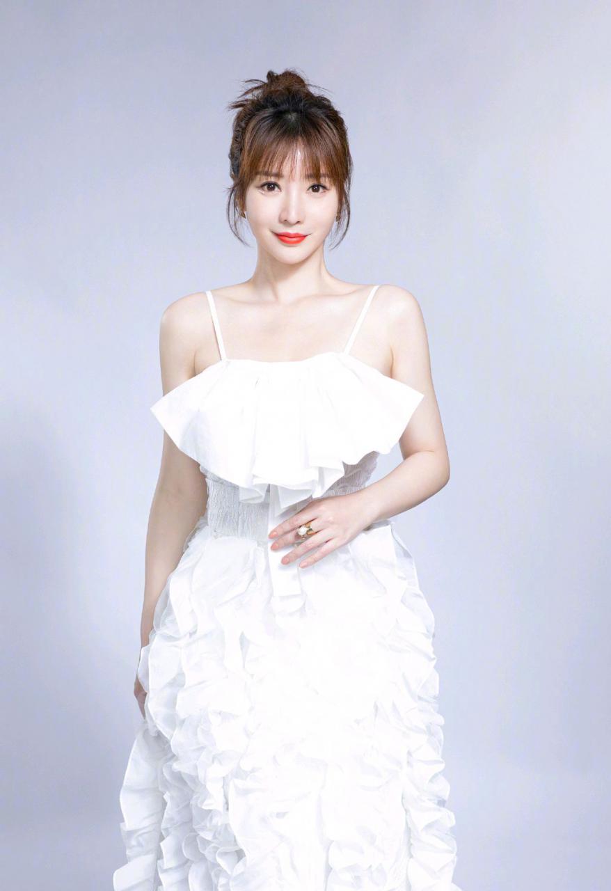 柳岩穿白色吊带连衣裙，美得像少女一样 时尚 第4张