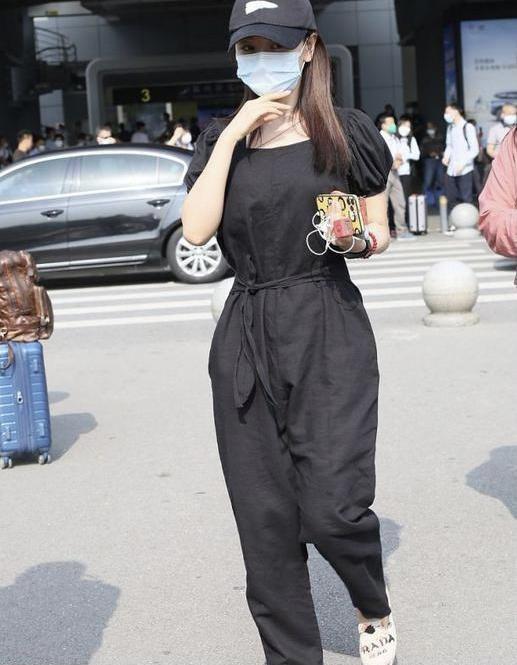 杨蓉穿白色连衣裙亮相，尽显少女气质 明星搭配 第8张