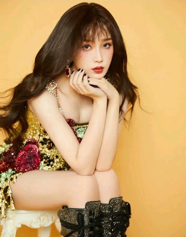 虞书欣越穿越美 彩色吊带裙天使颜值魔鬼身材 明星搭配 第2张