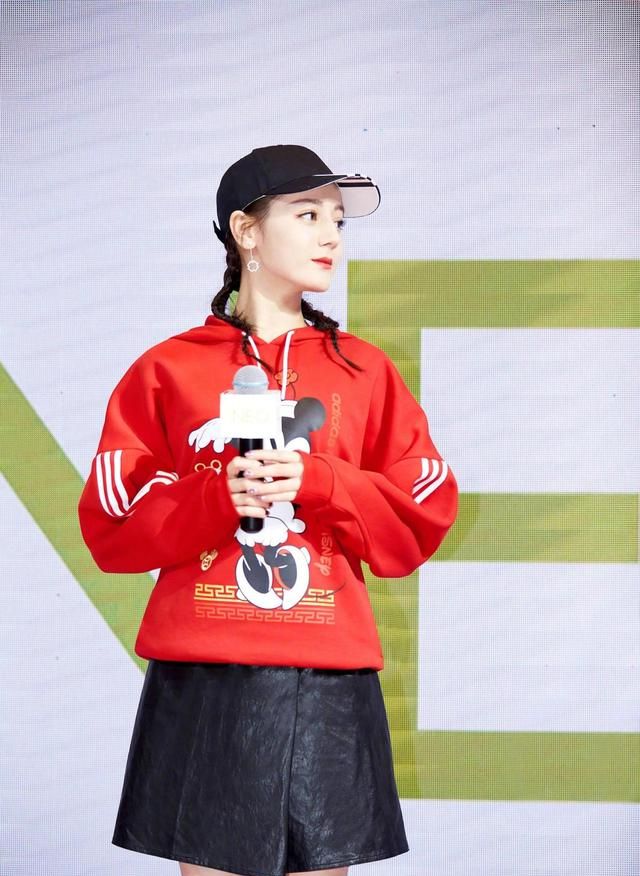迪丽热巴尝试深V领的透视和层次装，美的让人挪不开眼 明星搭配 第3张