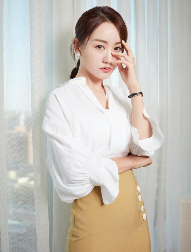 杨蓉穿白色连衣裙亮相，尽显少女气质 明星搭配 第5张