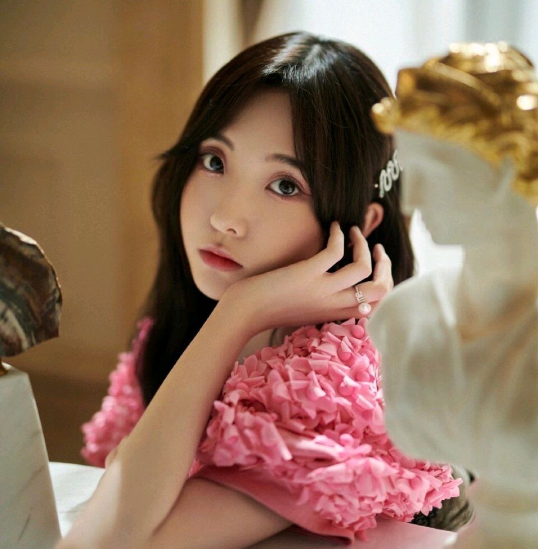 唐艺昕V领粉色连衣裙不仅甜美还减龄，这样的女生谁不爱 明星搭配 第3张