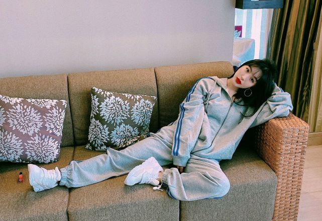 李菲儿高级穿搭来了，粉色套装俏皮可爱还减龄 明星搭配 第8张