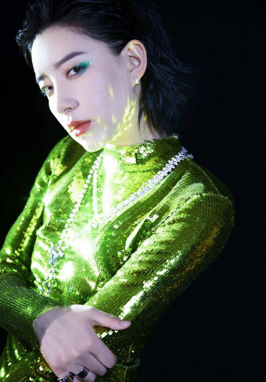 吴宣仪披肩意外滑落太吸睛，冯提莫蓝色长裙造型满分！ 明星搭配 第7张