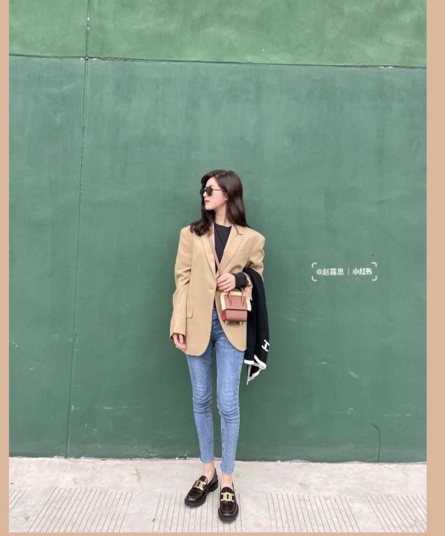 简单休闲的西装牛仔裤赵露思却穿得好甜美，“初恋女孩”无疑了 明星搭配 第4张