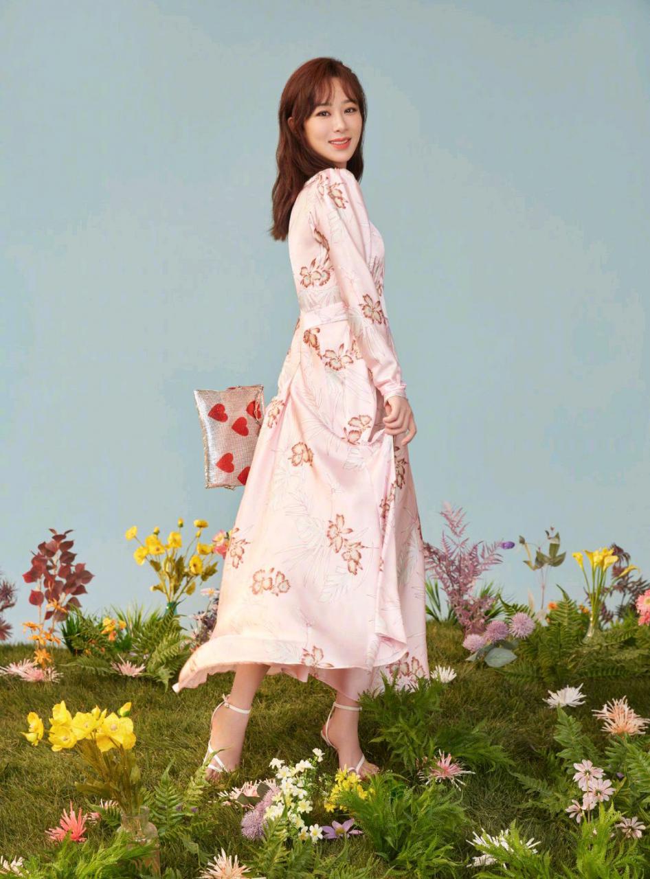 唐艺昕V领粉色连衣裙不仅甜美还减龄，这样的女生谁不爱 明星搭配 第6张