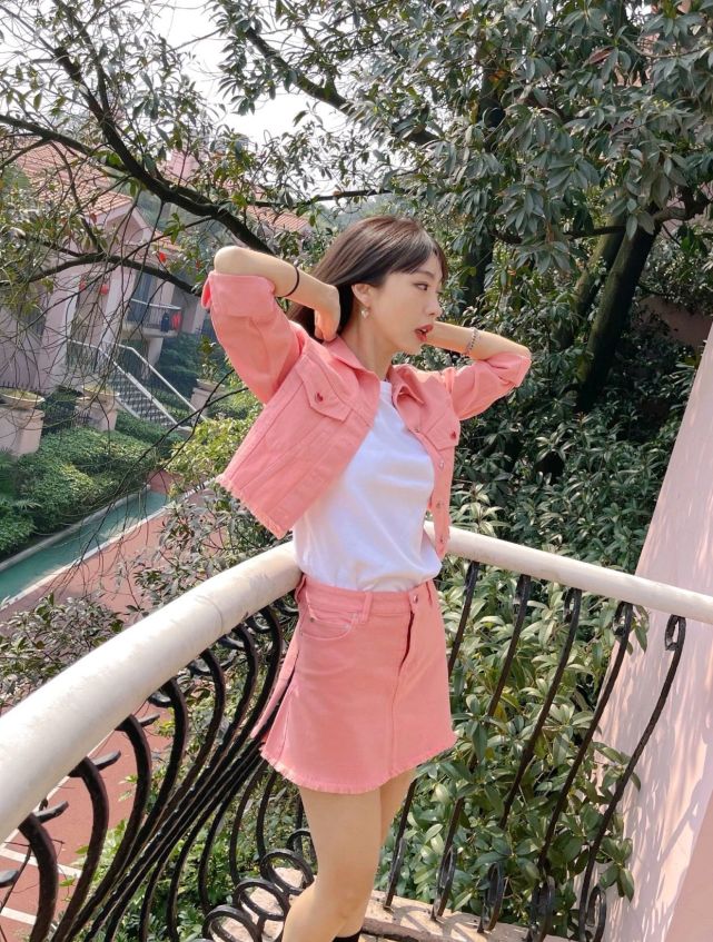 李菲儿高级穿搭来了，粉色套装俏皮可爱还减龄 明星搭配 第5张
