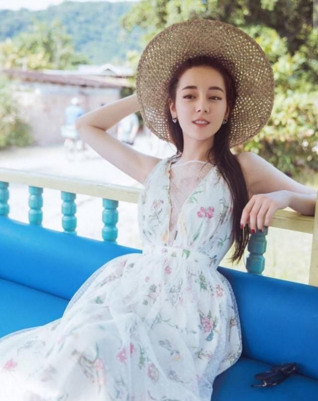 迪丽热巴尝试深V领的透视和层次装，美的让人挪不开眼 明星搭配 第2张