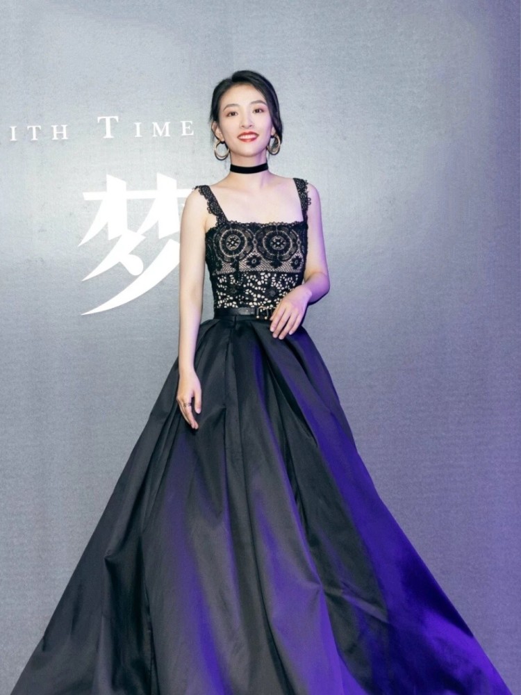 吴倩穿吊带裙气质优雅，身材越来越好 明星搭配 第8张