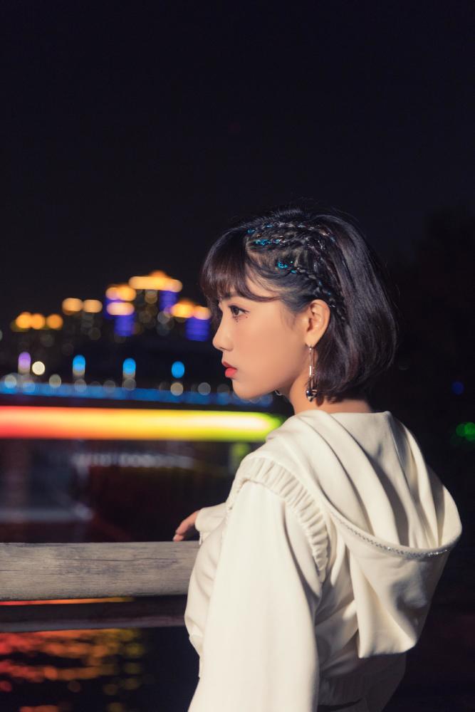 李艺彤穿背带连体牛仔裤超可爱，这腿也太好看了吧 明星搭配 第8张