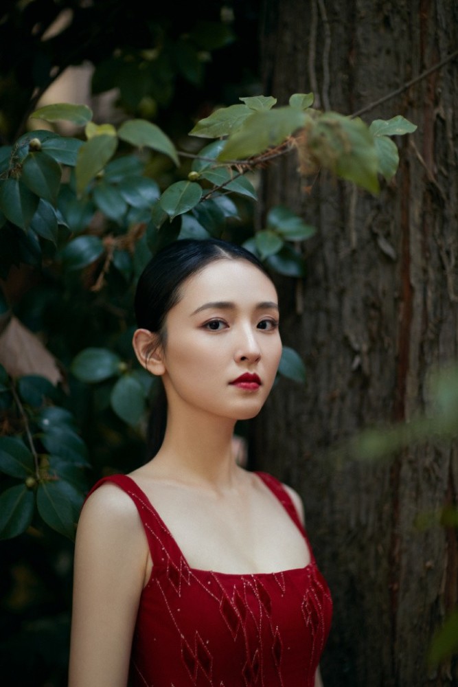 吴倩穿吊带裙气质优雅，身材越来越好 明星搭配 第3张