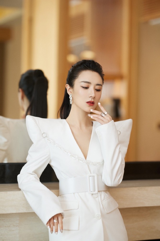 1小时卖2000多万新疆棉制品的薇娅身材气质不输明星，长腿吸睛 时尚 第3张