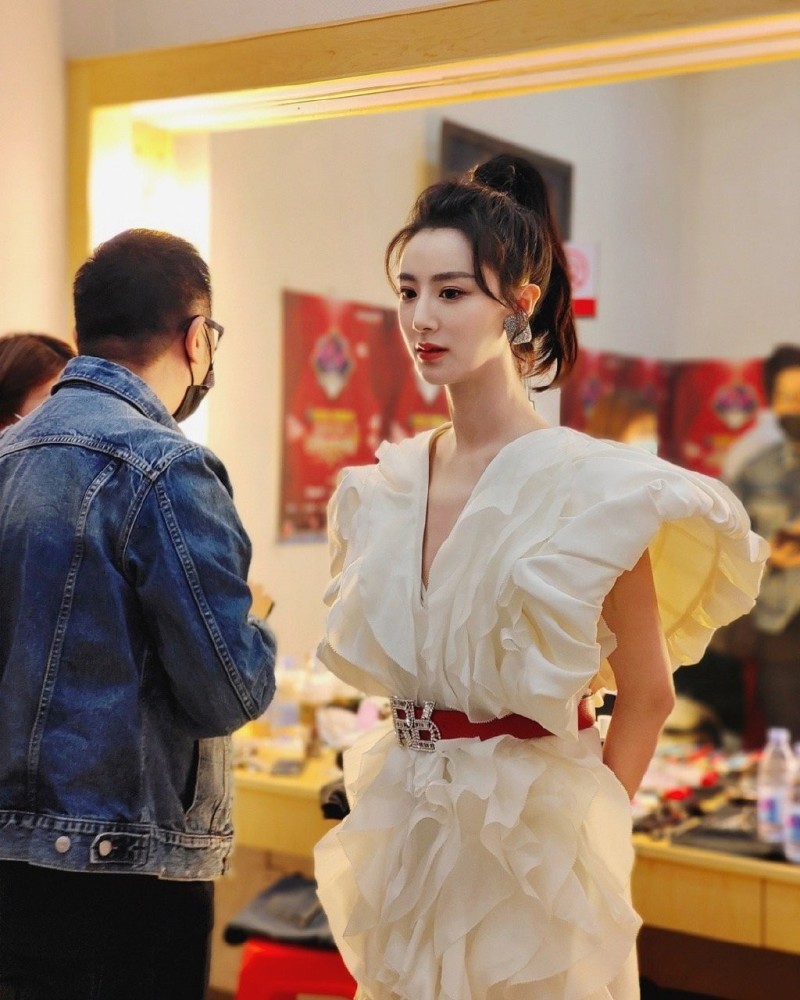 1小时卖2000多万新疆棉制品的薇娅身材气质不输明星，长腿吸睛 时尚 第2张