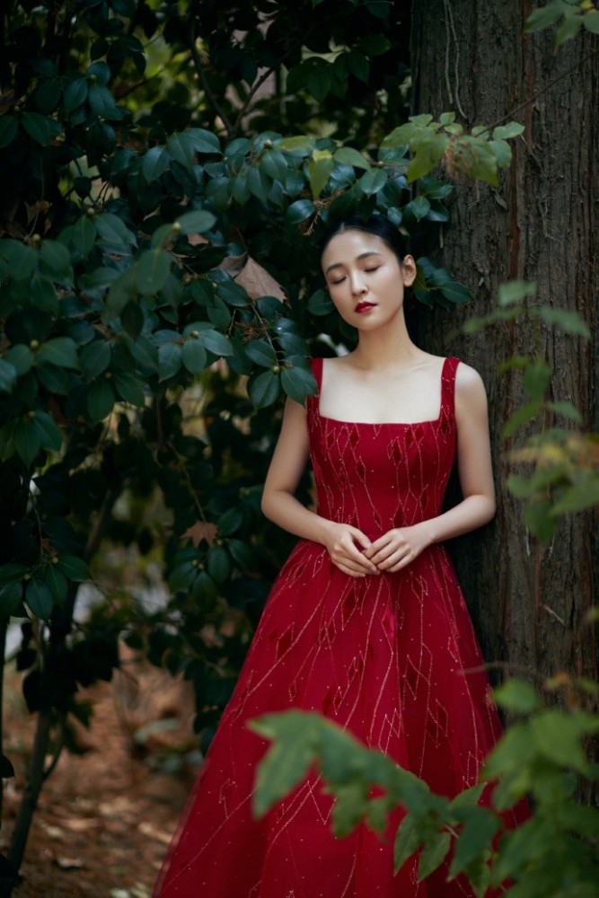 吴倩穿吊带裙气质优雅，身材越来越好 明星搭配 第1张