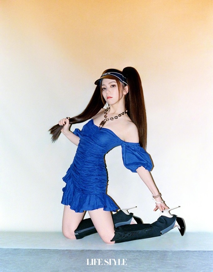邓紫棋最新大片扎双马尾秒变鬼马精灵少女，穿短裙秀好身材 明星搭配 第3张