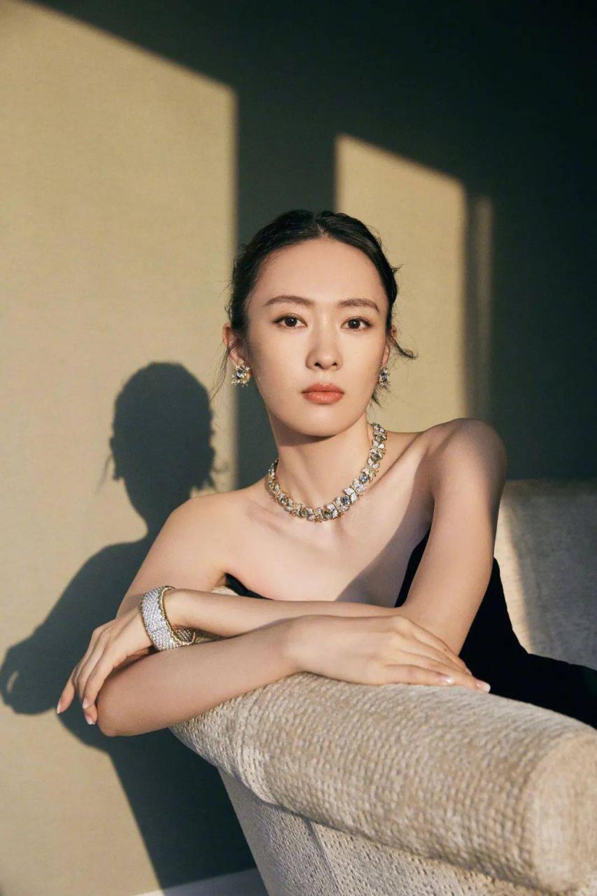 最新周末明星图片整理：刘诗诗封面、唐嫣张哲瀚大片、陈飞宇时尚写真 明星搭配 第6张