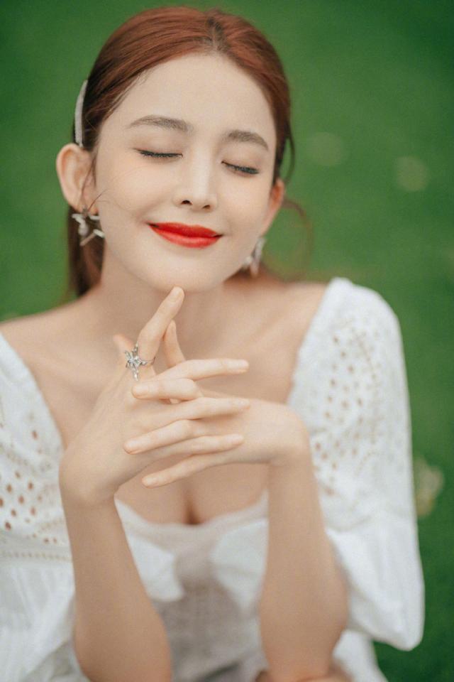 古力娜扎拿浴巾当反光板，小白裙配小白鞋效果惊艳 明星搭配 第5张